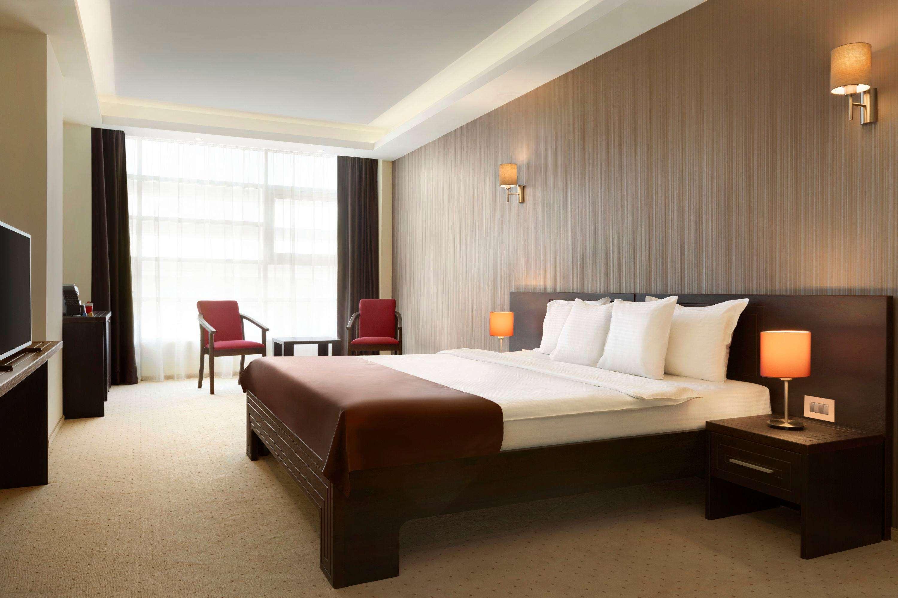 Ramada By Wyndham מלון